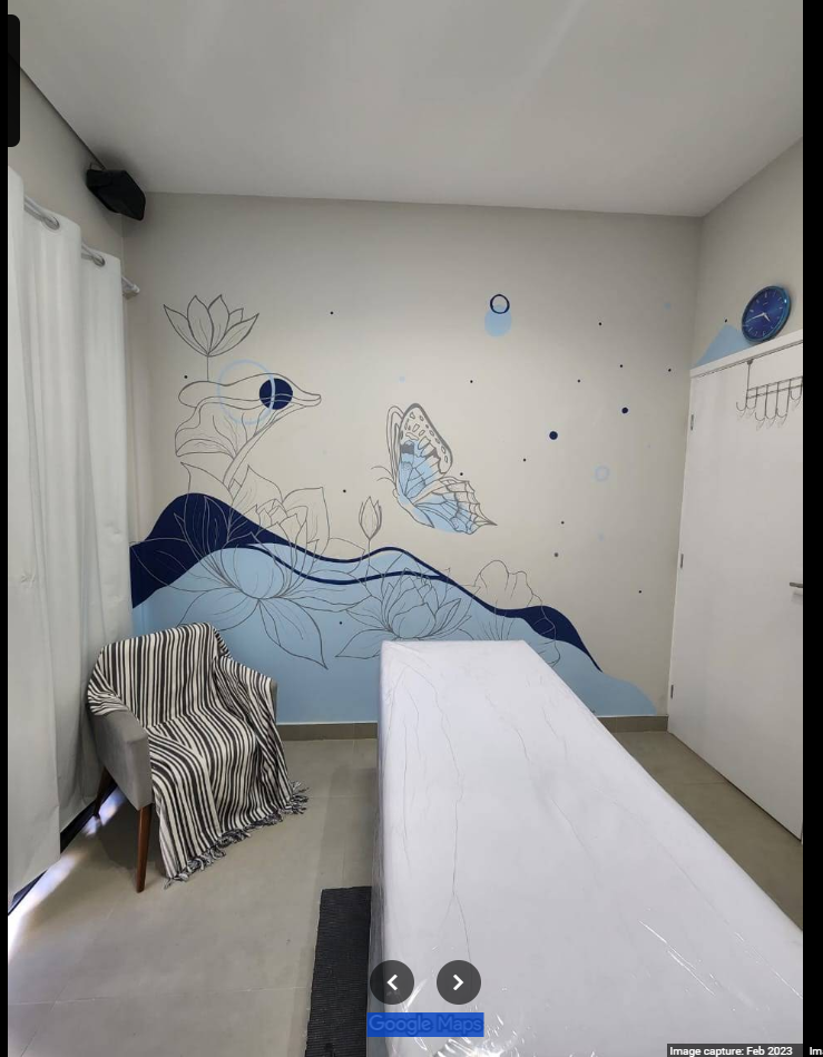 Sala de atendimento com mural floral azul, foto enviada pelo cliente
